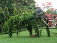 Bronzekopf eines Elefanten mit Grünspan, gärtnerisch den Körper gestaltet.